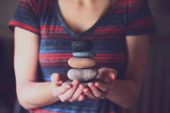 Manos sosteniendo piedras equilibrio