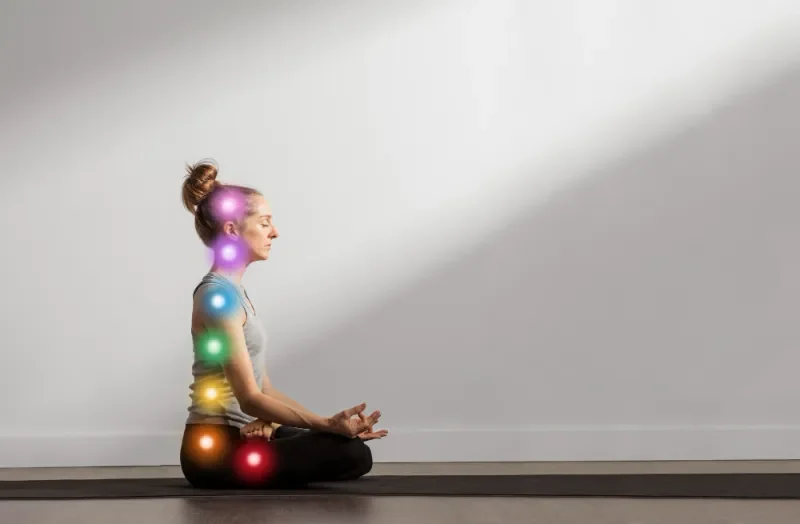 Mujer meditando chakras colores yoga espiritualidad